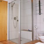 Freistehendes Einfamilienhaus in 74744 Ahorn, Bad mit bodenebener Dusche