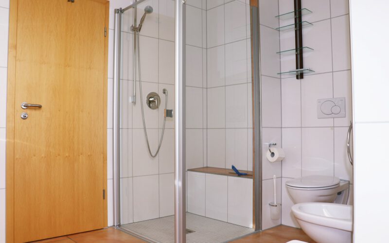 Freistehendes Einfamilienhaus in 74744 Ahorn, Bad mit bodenebener Dusche