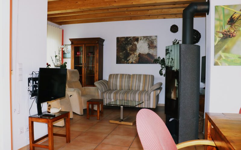 Freistehendes Einfamilienhaus in 74744 Ahorn, Wohnbereich mit Kamin