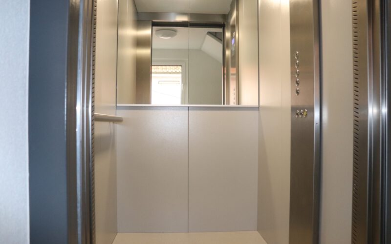 2 Zimmer Mietwohnung in 70469 Stuttgart- Aufzug