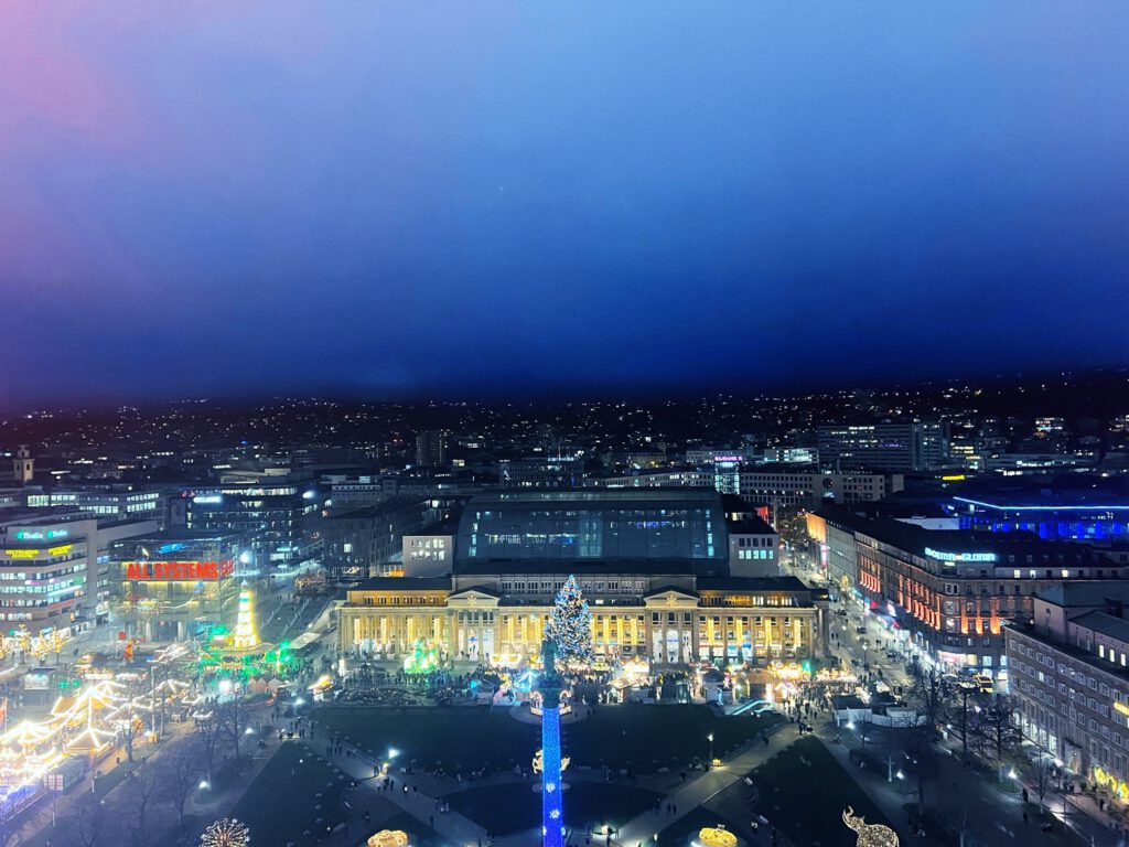 Stuttgarter Schlossplatz an Weihnachten